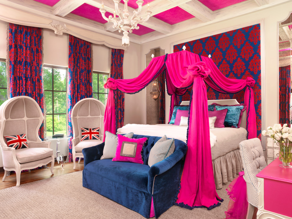 Idéer för ett klassiskt sovrum, med flerfärgade väggar och mellanmörkt trägolv