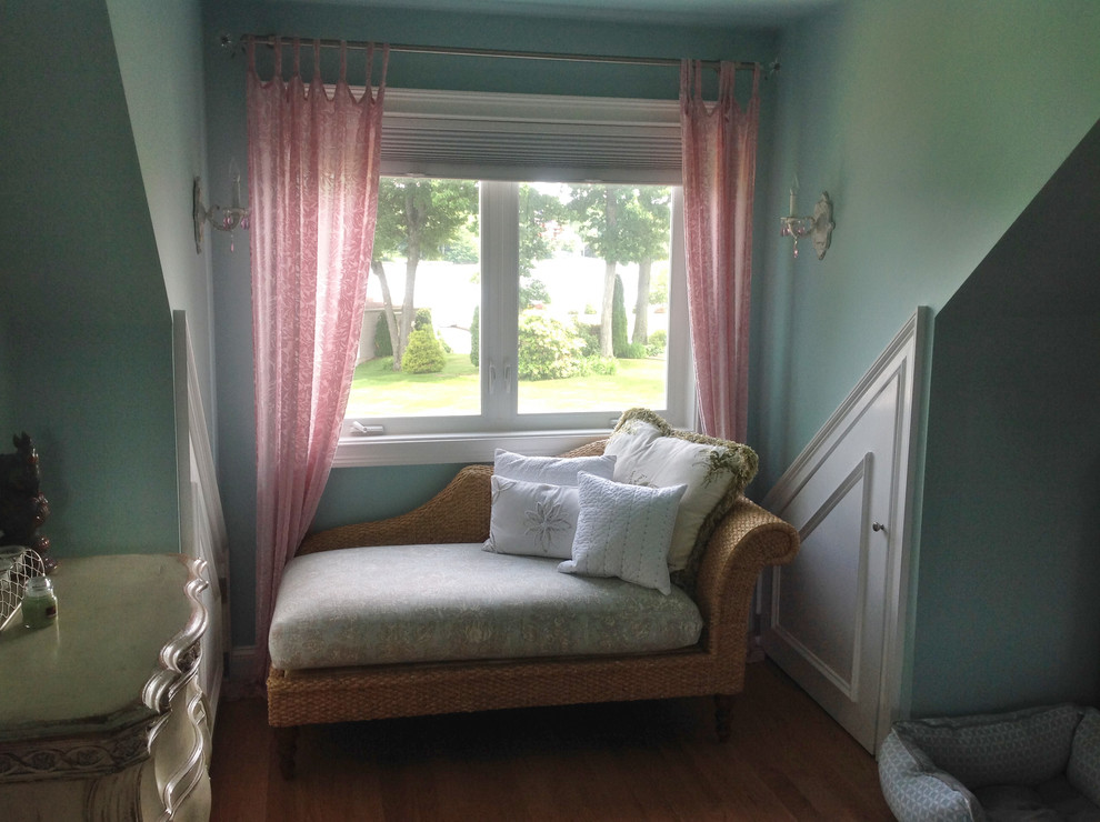 Cette image montre une petite chambre parentale style shabby chic avec un mur vert, parquet clair et un sol marron.