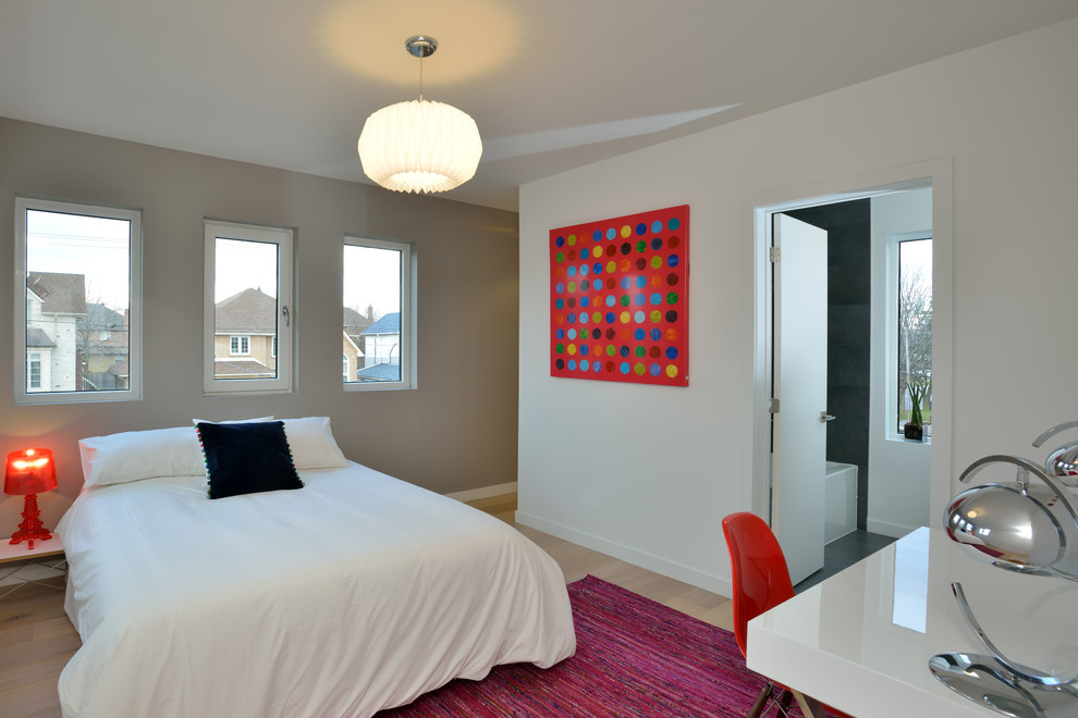 Imagen de habitación de invitados contemporánea de tamaño medio con suelo de madera clara, paredes blancas y suelo beige