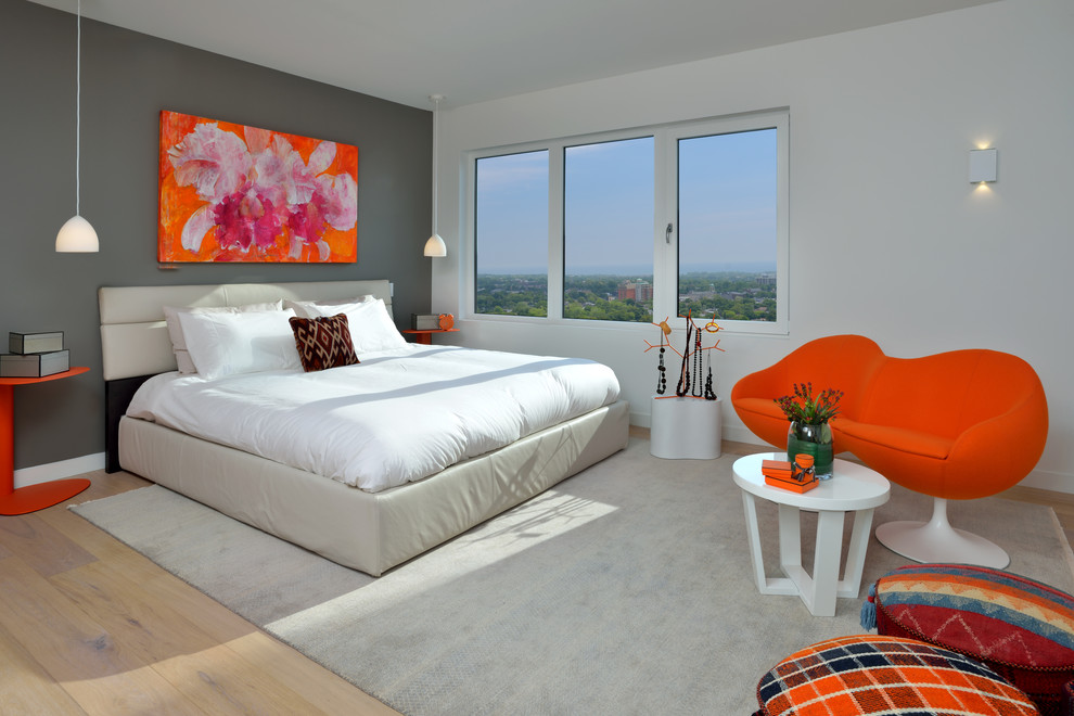 Mittelgroßes Modernes Hauptschlafzimmer mit grauer Wandfarbe, hellem Holzboden und beigem Boden in Toronto