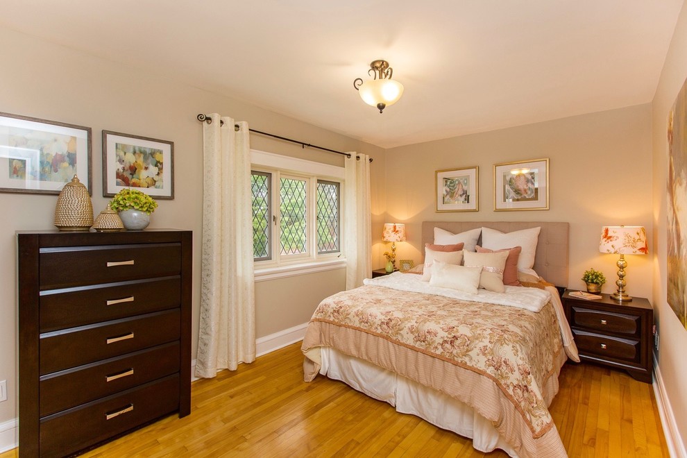 オタワにある中くらいなトラディショナルスタイルのおしゃれな主寝室 (グレーの壁、淡色無垢フローリング、暖炉なし、ベージュの床) のレイアウト