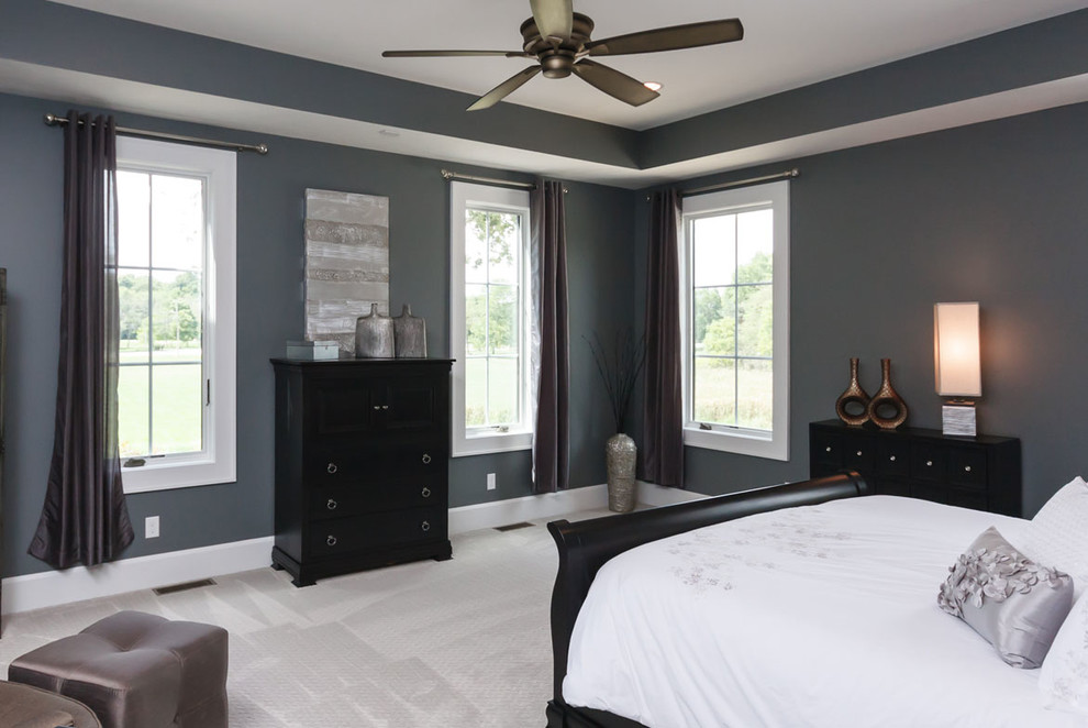Country Hauptschlafzimmer mit grauer Wandfarbe und Teppichboden in Cleveland