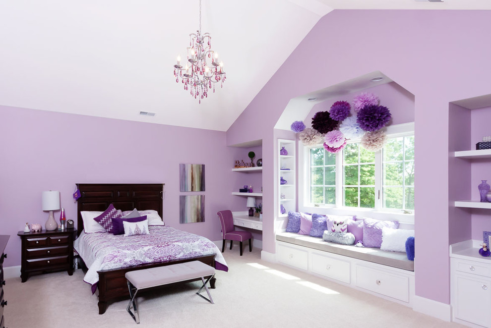 Modelo de dormitorio de estilo de casa de campo con paredes púrpuras y moqueta