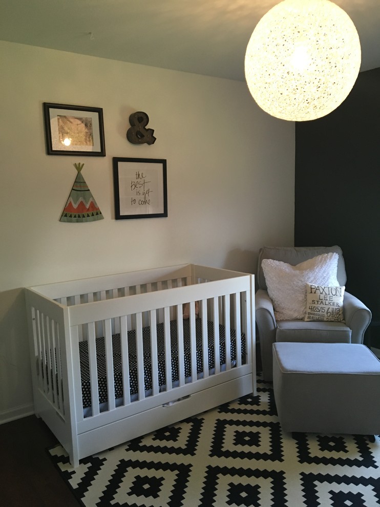 Cette photo montre une chambre de bébé chic de taille moyenne avec un mur blanc et parquet foncé.
