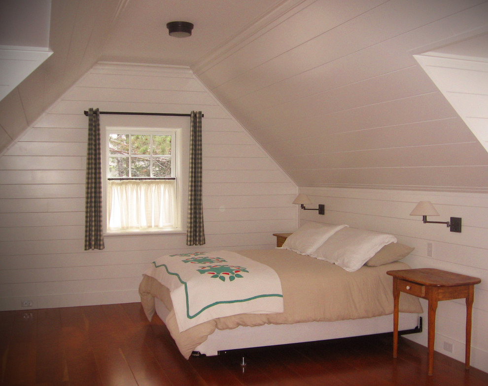 Immagine di una camera degli ospiti country con pareti bianche, parquet scuro e pavimento marrone