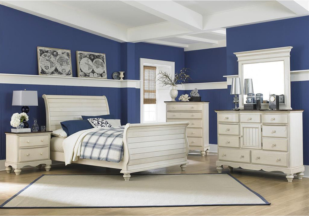 Ispirazione per una camera da letto di medie dimensioni con pareti blu e parquet chiaro