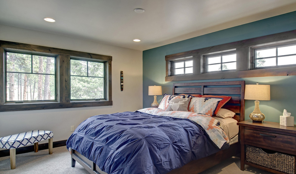Diseño de habitación de invitados rural grande sin chimenea con moqueta, paredes azules y suelo beige