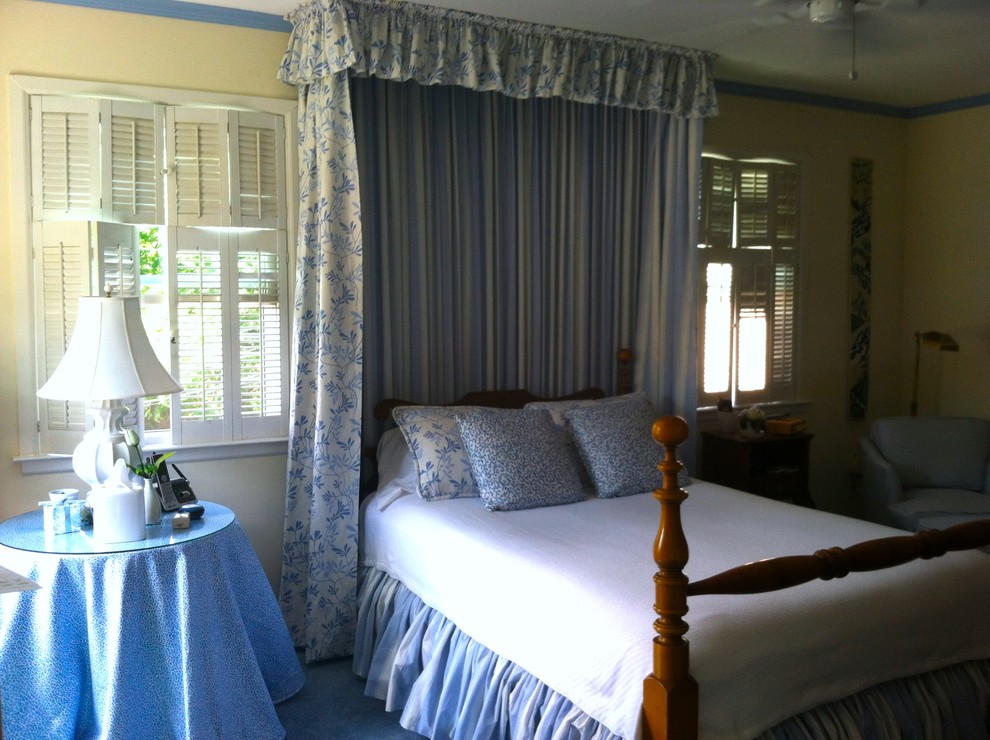 Пример оригинального дизайна: гостевая спальня среднего размера, (комната для гостей) в классическом стиле с желтыми стенами