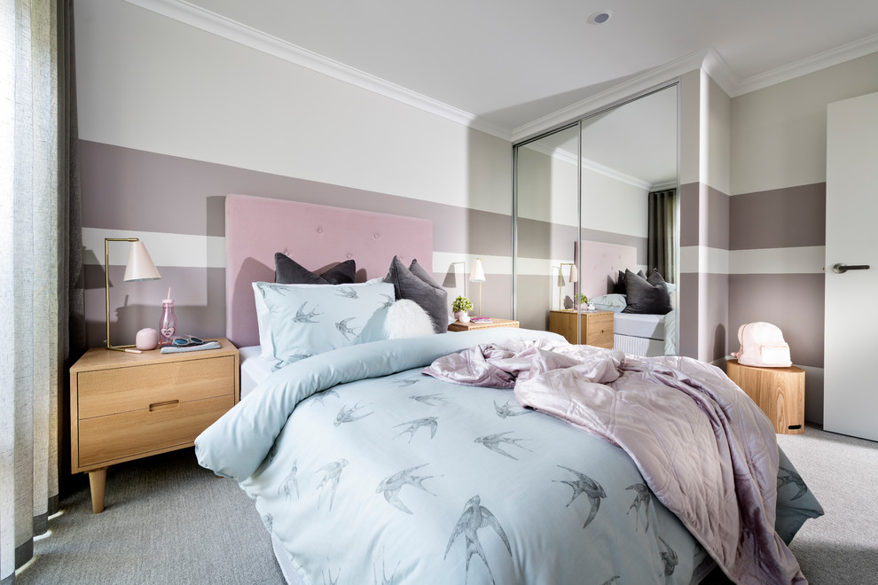 Foto de dormitorio contemporáneo con paredes multicolor, suelo gris y moqueta