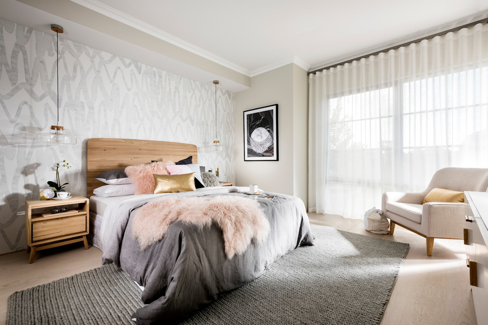 Стильный дизайн: хозяйская спальня в современном стиле с бежевыми стенами и светлым паркетным полом - последний тренд