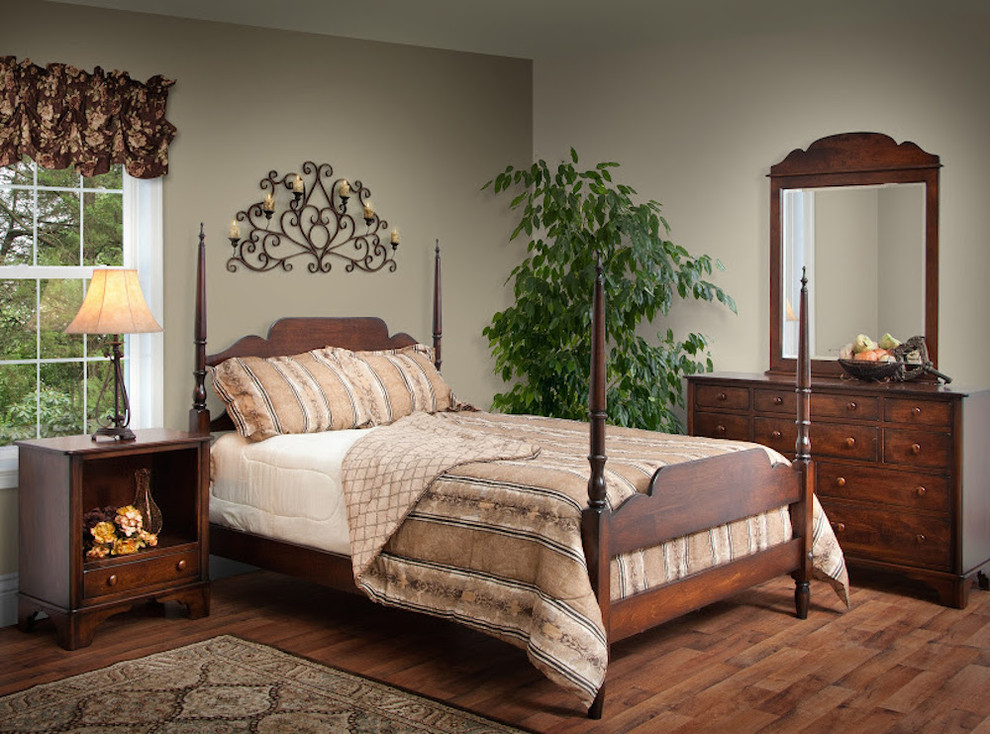 Foto de dormitorio principal rústico de tamaño medio con paredes beige y suelo de madera en tonos medios