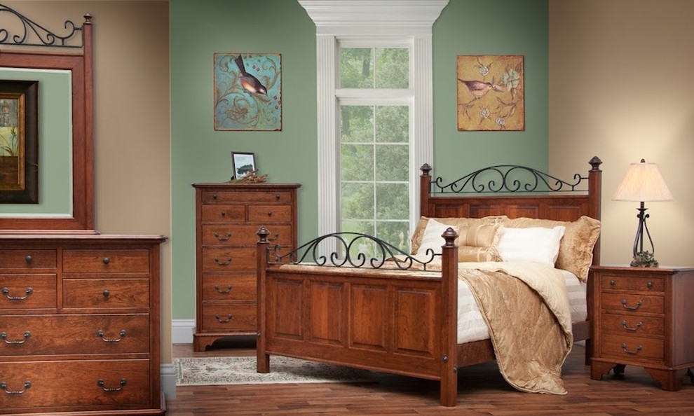 Ejemplo de dormitorio principal rural de tamaño medio con paredes verdes y suelo de madera en tonos medios