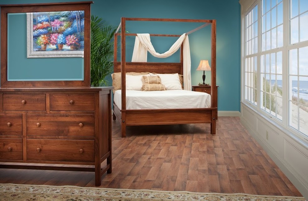 Imagen de dormitorio principal rural de tamaño medio con paredes azules y suelo de madera en tonos medios