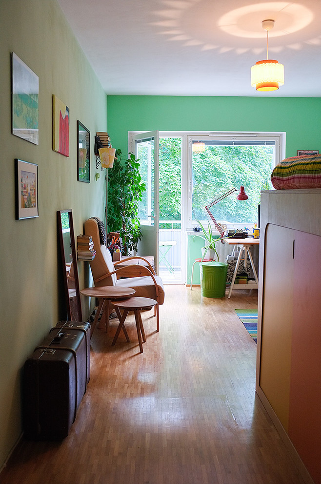 Стильный дизайн: спальня в стиле фьюжн с зелеными стенами и паркетным полом среднего тона - последний тренд