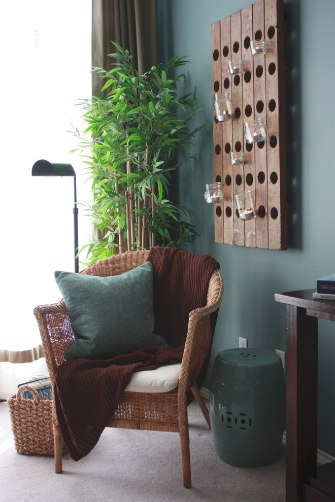 Immagine di una camera da letto boho chic con pareti verdi e moquette