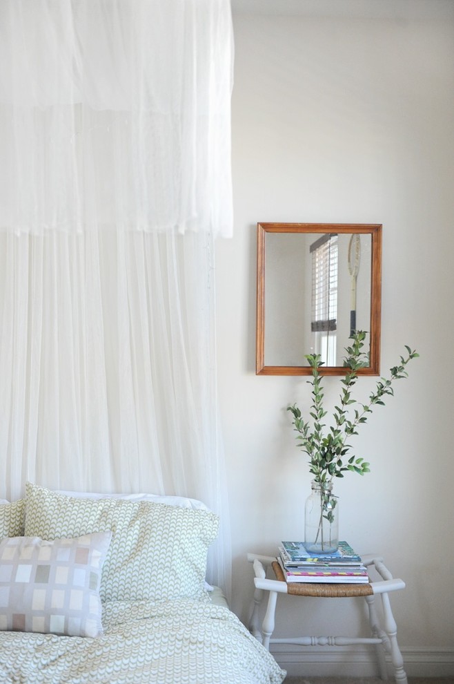Foto de dormitorio bohemio con paredes blancas