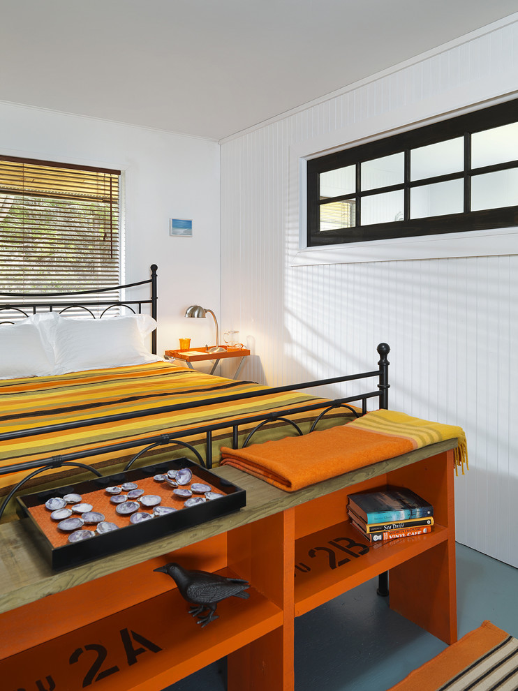 Inspiration för maritima sovrum, med vita väggar och blått golv