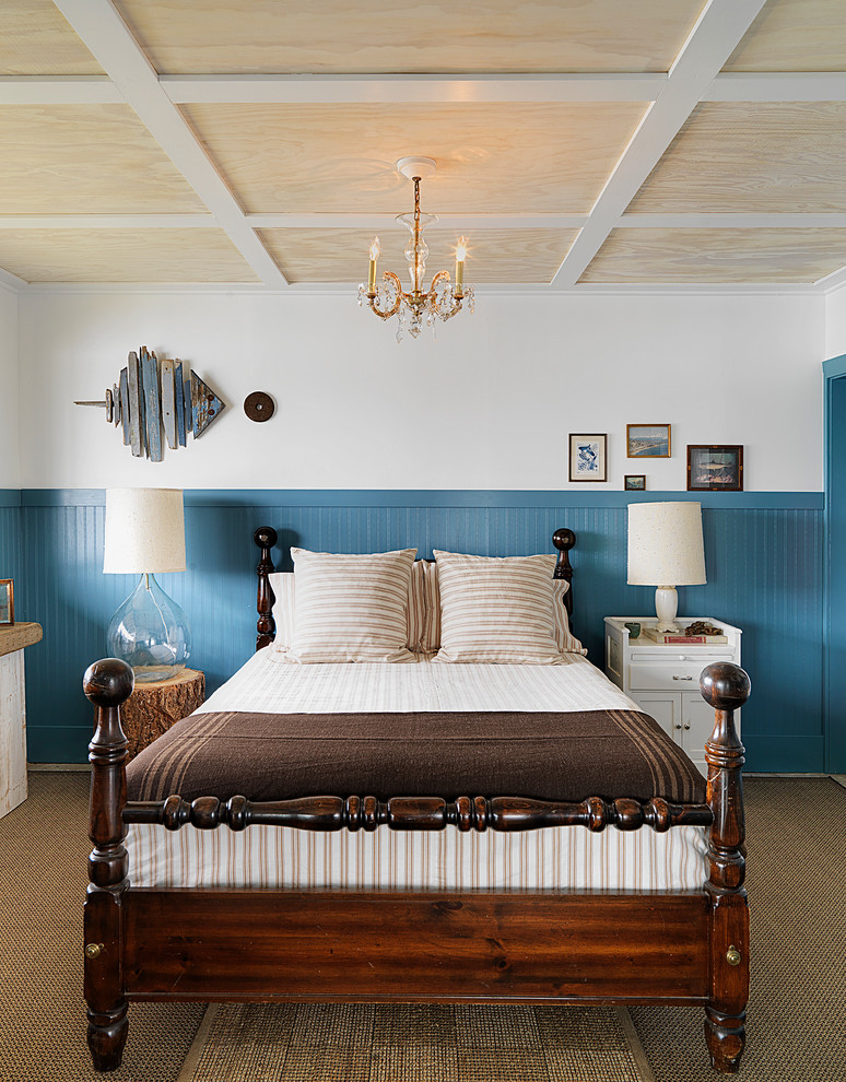 Foto de dormitorio marinero con paredes azules y moqueta