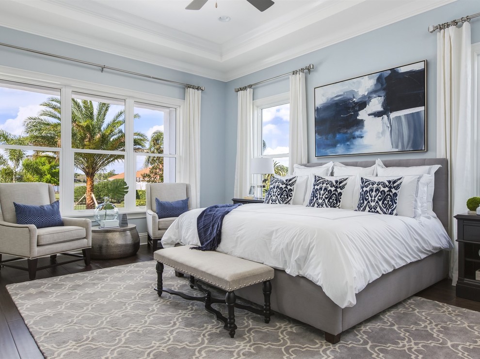 Großes Klassisches Hauptschlafzimmer ohne Kamin mit blauer Wandfarbe und dunklem Holzboden in Orlando