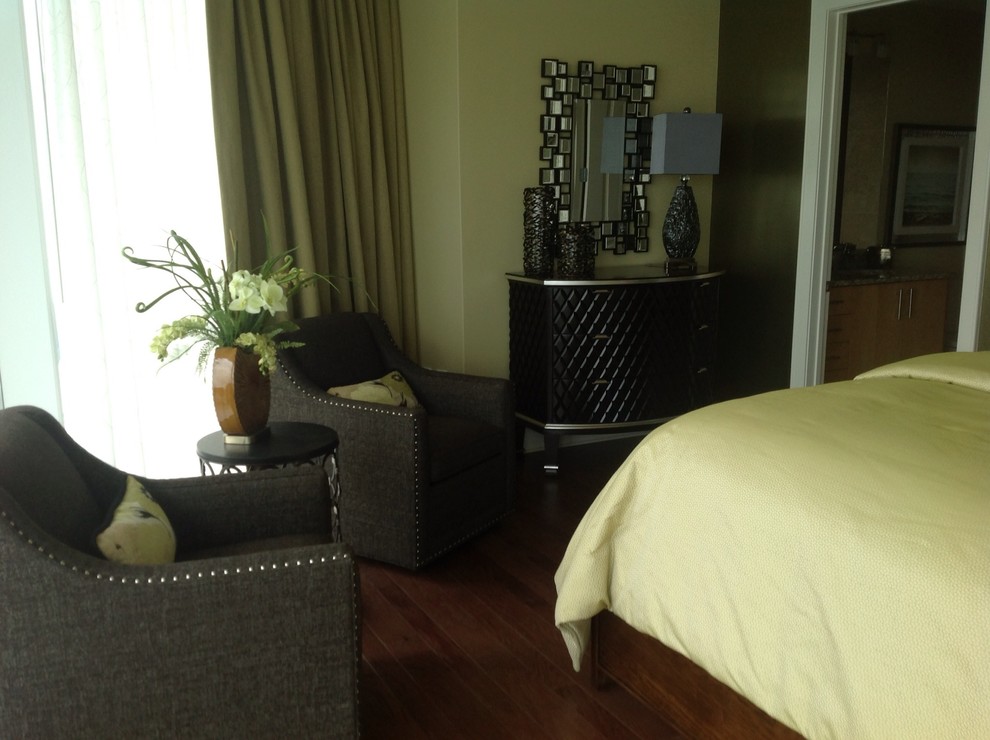 Foto de habitación de invitados actual de tamaño medio sin chimenea con paredes grises, suelo de madera en tonos medios y suelo marrón