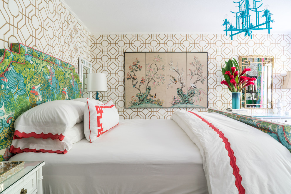 Mittelgroßes Eklektisches Hauptschlafzimmer mit weißer Wandfarbe, Vinylboden und braunem Boden in Los Angeles
