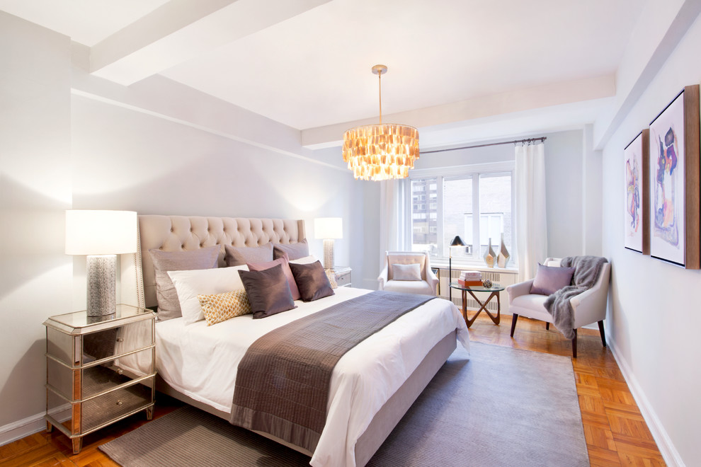 Foto de dormitorio principal clásico renovado con paredes blancas y suelo de madera en tonos medios