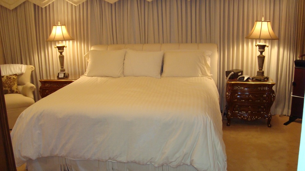 Идея дизайна: хозяйская спальня среднего размера в викторианском стиле с ковровым покрытием, белыми стенами и бежевым полом без камина
