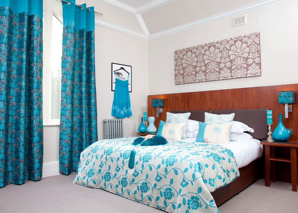 Imagen de dormitorio principal tradicional renovado de tamaño medio sin chimenea con paredes blancas, moqueta y suelo gris