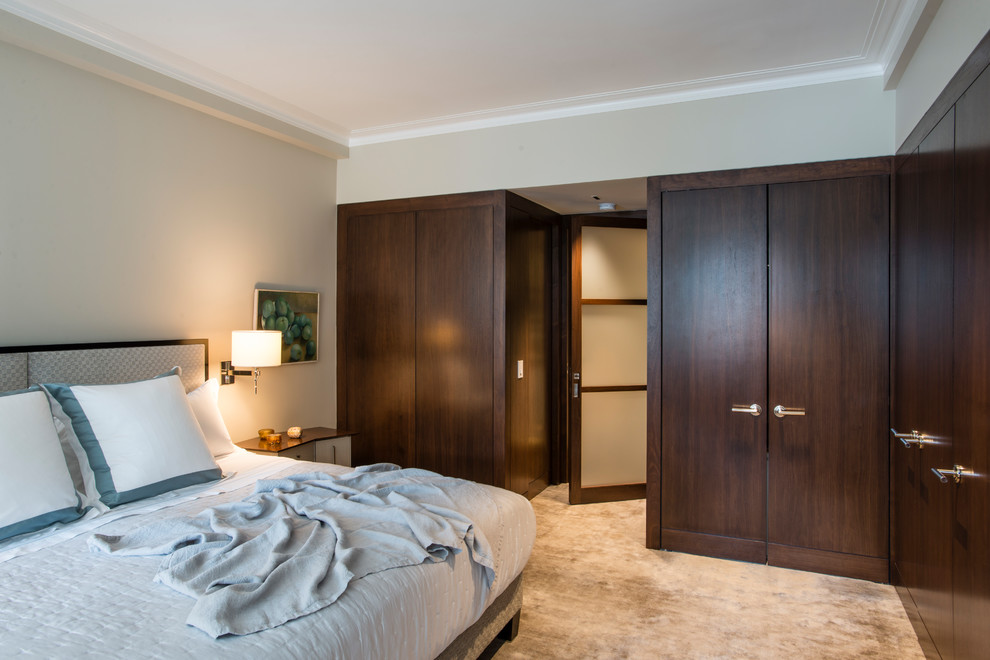 Идея дизайна: большая гостевая спальня (комната для гостей) в современном стиле с бежевыми стенами, ковровым покрытием и бежевым полом без камина