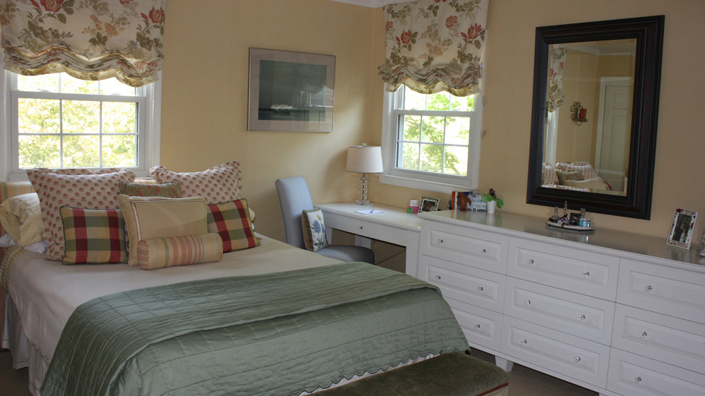 Modelo de habitación de invitados de estilo de casa de campo de tamaño medio sin chimenea con paredes amarillas, moqueta y suelo beige