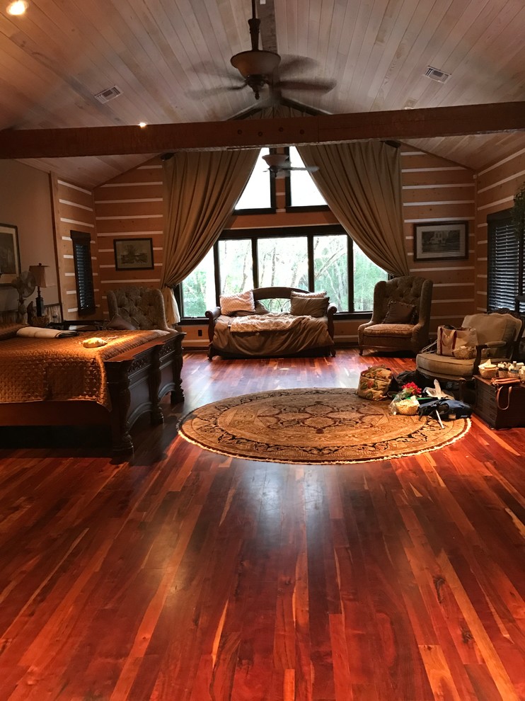 Geräumiges Uriges Hauptschlafzimmer ohne Kamin mit brauner Wandfarbe, braunem Holzboden und braunem Boden in Orlando