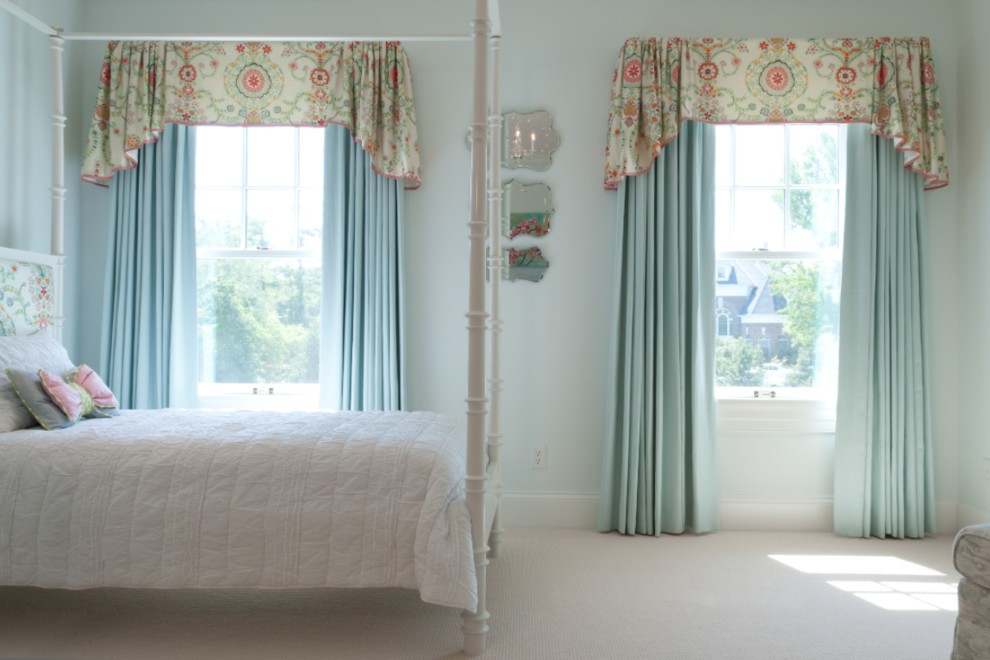 Источник вдохновения для домашнего уюта: спальня среднего размера в классическом стиле с зелеными стенами, ковровым покрытием и белым полом без камина