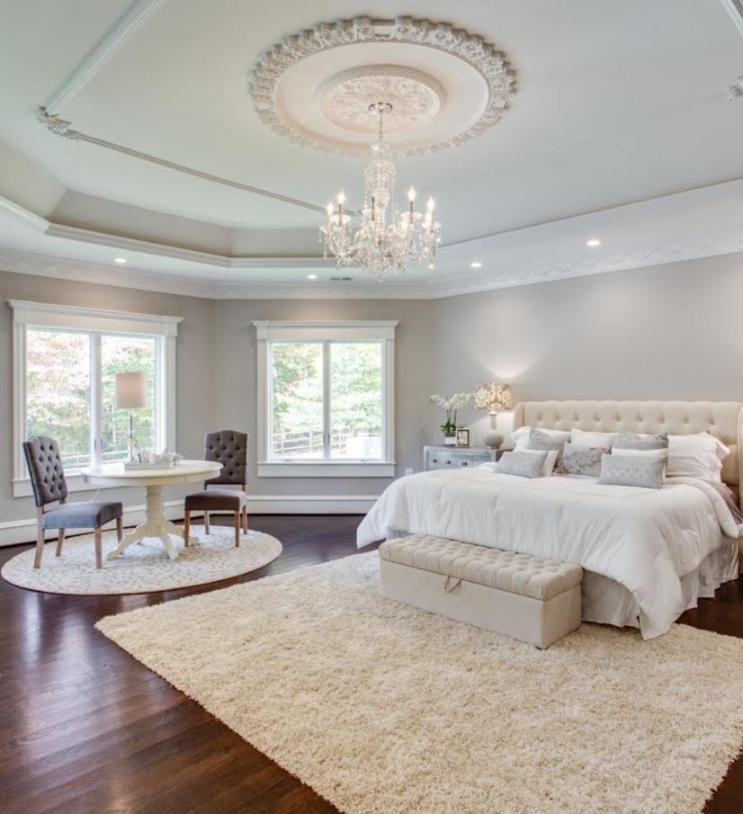Стильный дизайн: огромная хозяйская спальня в классическом стиле с серыми стенами, паркетным полом среднего тона и коричневым полом без камина - последний тренд