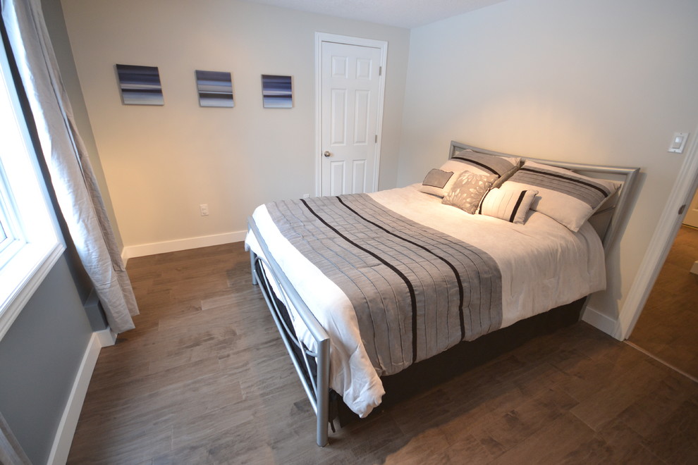 Стильный дизайн: гостевая спальня (комната для гостей) в стиле модернизм с серыми стенами - последний тренд