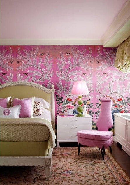 フェニックスにある小さなシャビーシック調のおしゃれな客用寝室 (ピンクの壁、濃色無垢フローリング、暖炉なし) のインテリア
