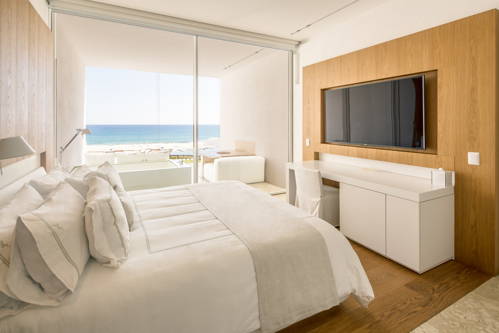 Свежая идея для дизайна: гостевая спальня (комната для гостей) в скандинавском стиле с светлым паркетным полом, коричневым полом и белыми стенами - отличное фото интерьера