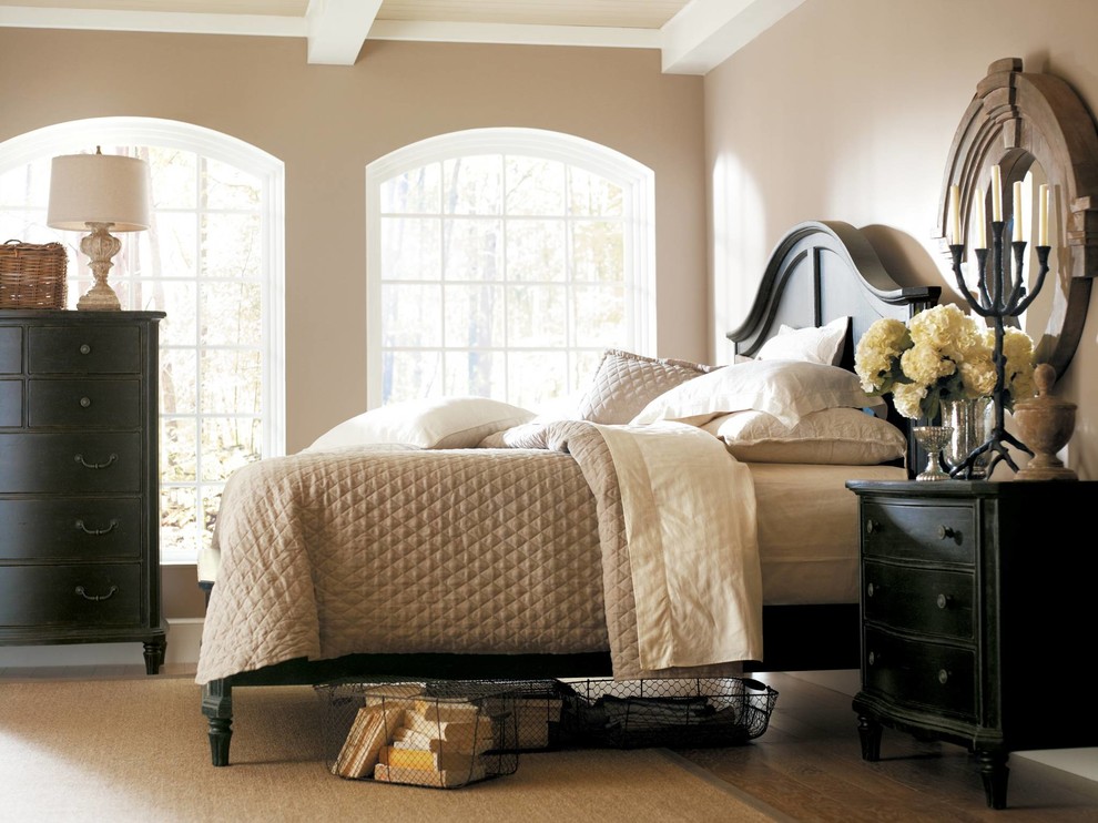 На фото: хозяйская спальня среднего размера в классическом стиле с бежевыми стенами, паркетным полом среднего тона и бежевым полом без камина