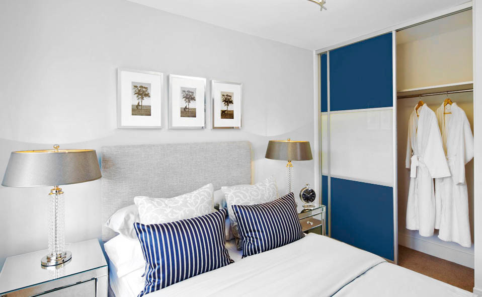 Mittelgroßes Modernes Hauptschlafzimmer mit grauer Wandfarbe und Teppichboden in Dublin