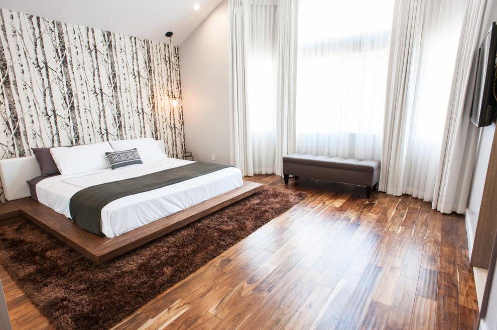 На фото: хозяйская спальня среднего размера в современном стиле с белыми стенами, коричневым полом и полом из бамбука без камина с