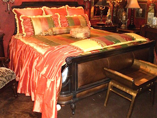 Пример оригинального дизайна: хозяйская спальня среднего размера в средиземноморском стиле с красными стенами и ковровым покрытием