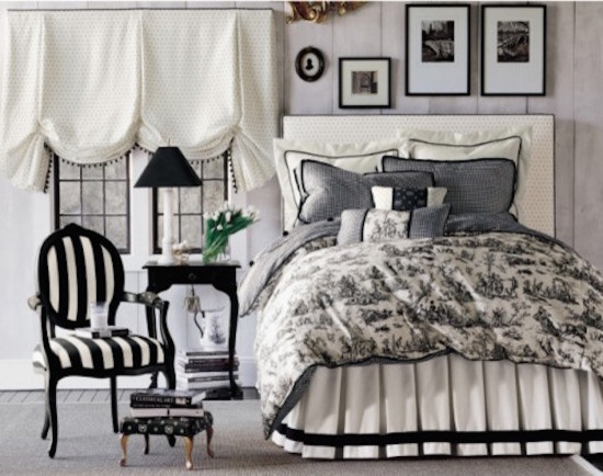 На фото: хозяйская спальня среднего размера в средиземноморском стиле с белыми стенами и ковровым покрытием с