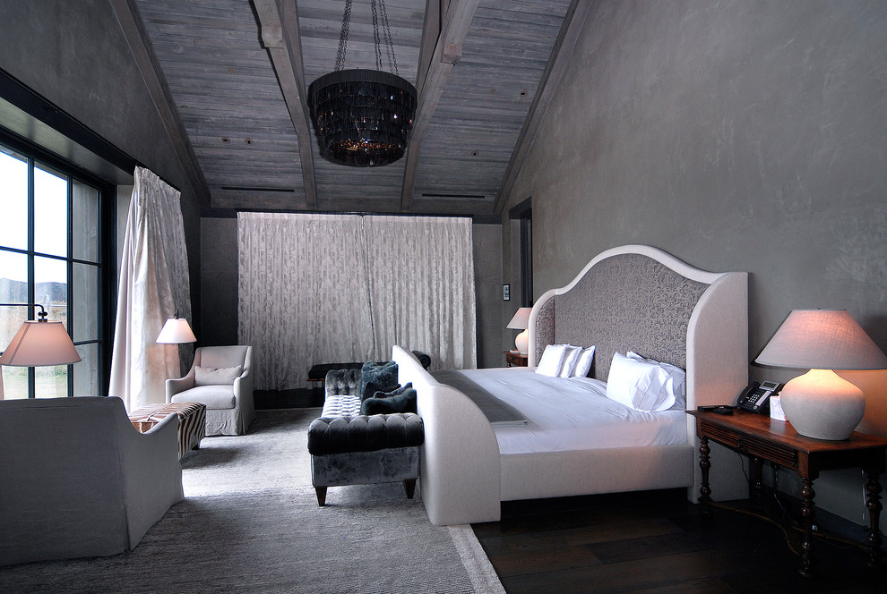 На фото: большая хозяйская спальня в стиле рустика с серыми стенами, темным паркетным полом и коричневым полом без камина с