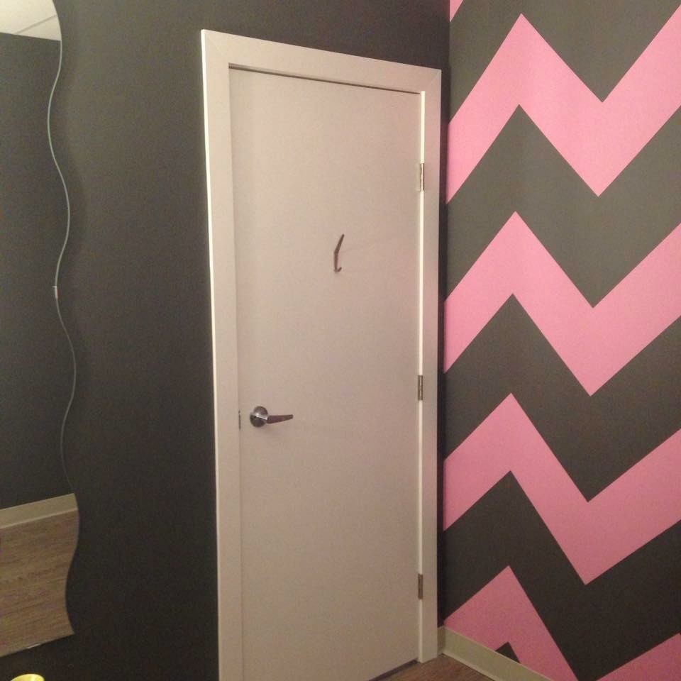 エドモントンにある小さなコンテンポラリースタイルのおしゃれな寝室 (茶色い壁、淡色無垢フローリング、ベージュの床)