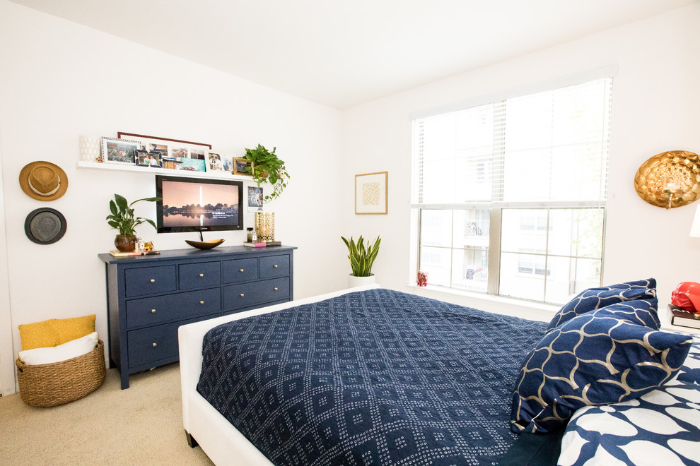 Foto de dormitorio principal actual de tamaño medio con paredes blancas, moqueta y suelo beige