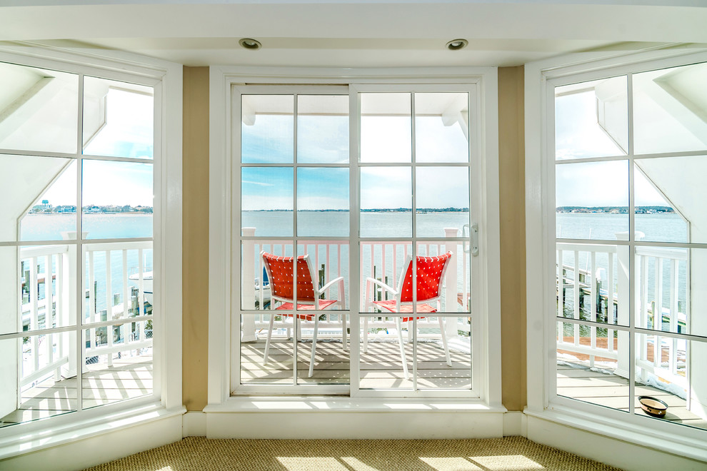 Immagine di una camera degli ospiti costiera con pareti beige, moquette, nessun camino e pavimento beige