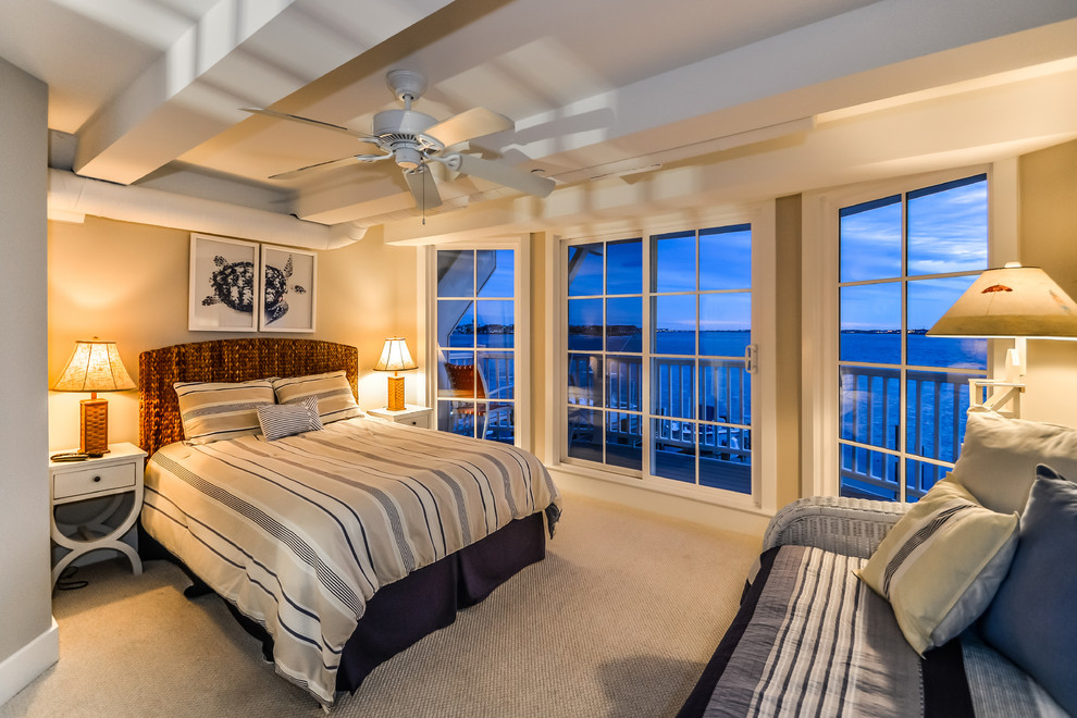 Immagine di una camera degli ospiti costiera con pareti beige, moquette e nessun camino