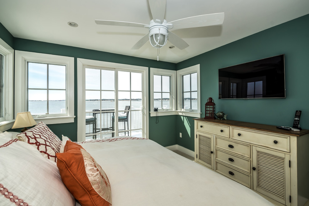 Modelo de dormitorio principal costero grande sin chimenea con paredes verdes y moqueta