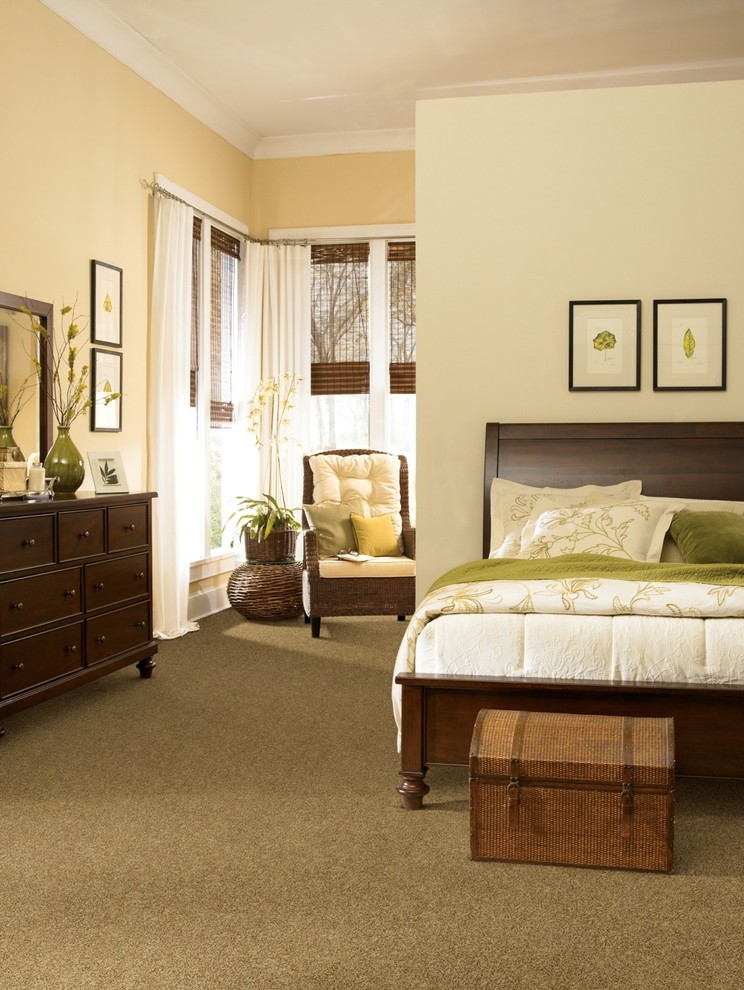 На фото: большая хозяйская спальня в классическом стиле с ковровым покрытием, бежевыми стенами и бежевым полом без камина с