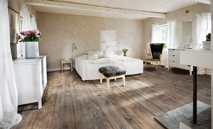 Inspiration pour une grande chambre parentale minimaliste avec un mur beige, parquet foncé, aucune cheminée et un sol marron.