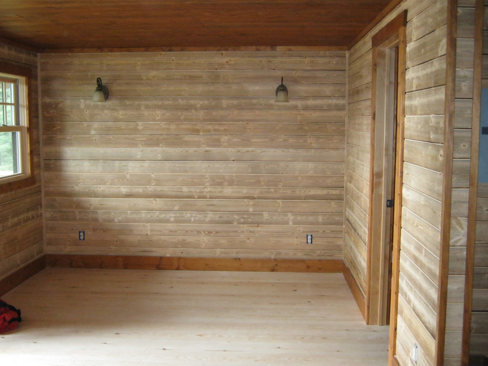 Foto på ett mellanstort rustikt gästrum, med gula väggar, ljust trägolv och beiget golv
